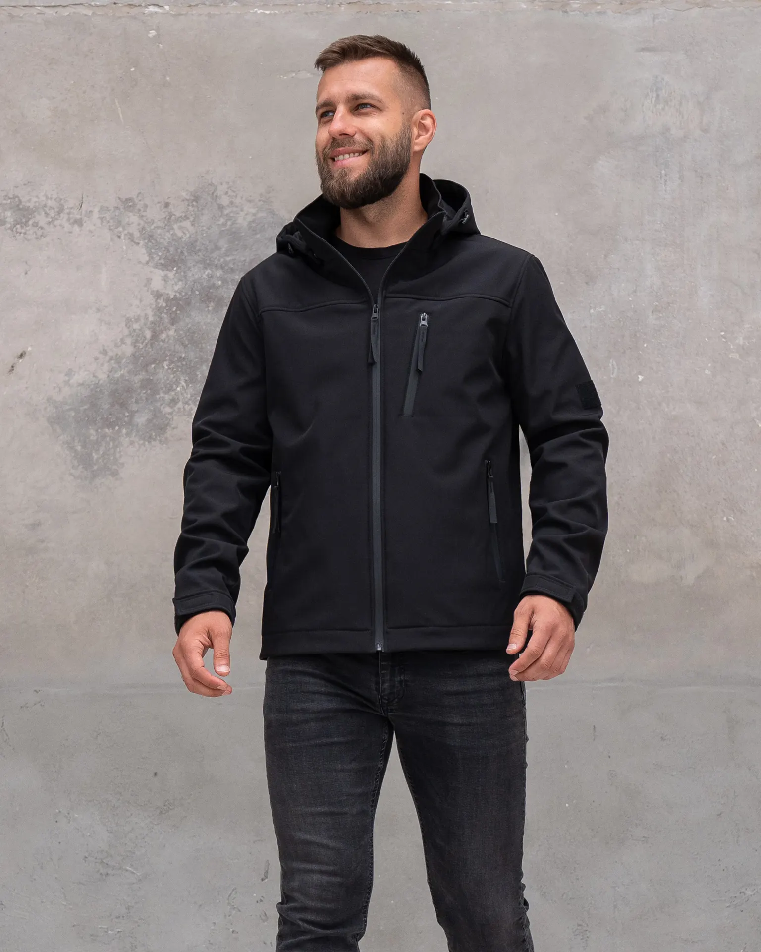Куртка із софтшела на флісі з відстібним капюшоном. Розміри 48-56. Колір чорний.